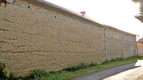 Maison en terre crue la plus haute du village d'Ouzilly-Vignolles. 10 levées successives en bauge d'environ 0,40 mètre.