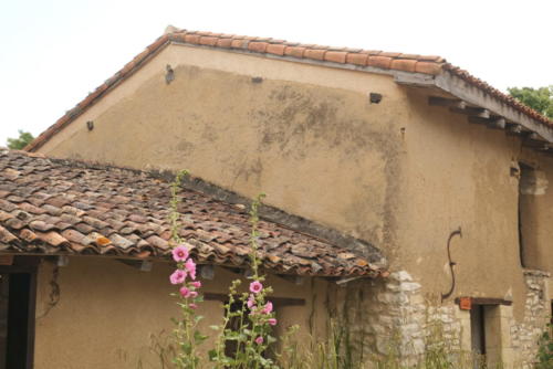 Logis Terra Villa réhabilitation du mur en bauge de la façade avant.