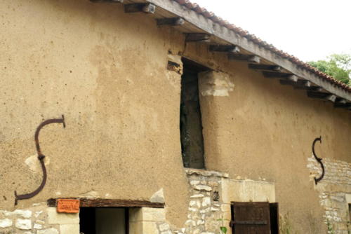 Logis Terra Villa réhabilitation du mur en bauge de la façade avant.