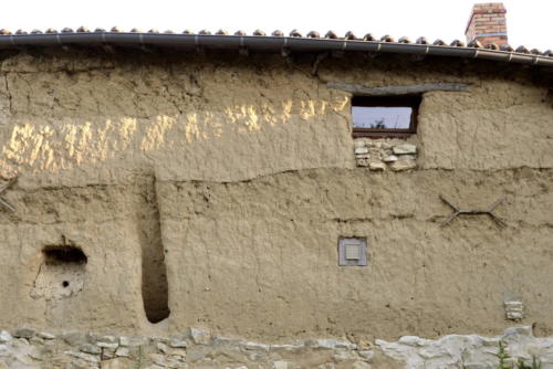 Maison en terre crue chez Gilbert - détails des ouvertures et aérations.