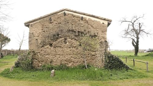 Logis Terra Villa empreinte d'une ancienne dépendance appuyée sur le mur en bauge du pignon.