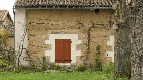 Maison en terre crue chez Jacqueline